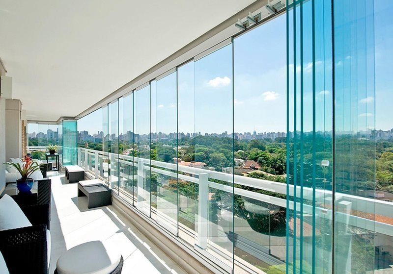 Varanda de apartamento envidraçada com vista para a cidade